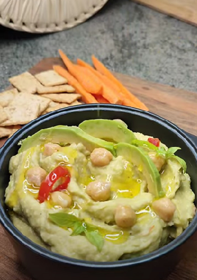 Una foto de Hummus con aguacate