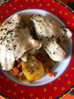 Una foto de Dorada al horno con patatas