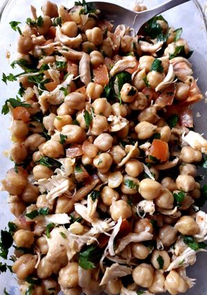 Una foto de Ensalada de garbanzos y pollo
