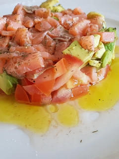 Una foto de Tartar de aguacate y salmón ahumado