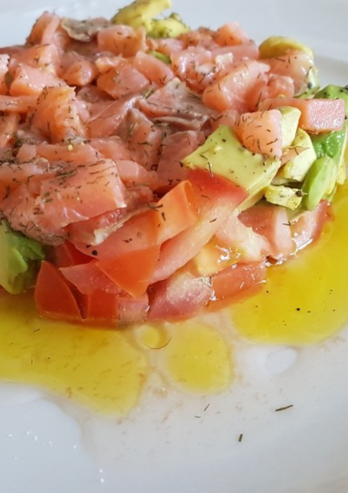Una foto de Tartar de aguacate y salmón ahumado