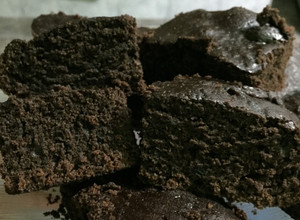 Una foto de Torta de chocolate tipo Brownie 😍