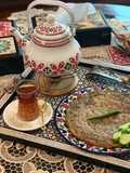 عجه بقدونس وزعتر بلاط مع شاي الزعيتمان