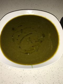 Una foto de Sopa desintoxicante en base a clorofila