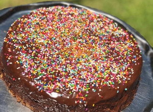 Una foto de 🍰Bizcochuelo vegano de vainilla con cobertura de chocolate 🍰