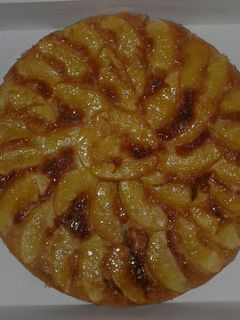 صورة لوصفة كيكة مزينة بالتفاح