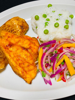 Una foto de Pescado 🐠 Frito con Sarza Criolla y Arroz 🍚 PE