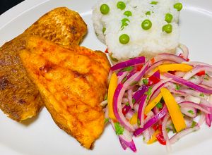 Una foto de Pescado 🐠 Frito con Sarza Criolla y Arroz 🍚 PE