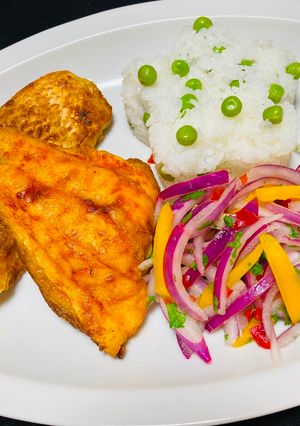 Una foto de Pescado 🐠 Frito con Sarza Criolla y Arroz 🍚 PE