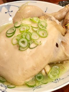Hình của món Samgyetang Canh gà nhân sâm Hàn Quốc.