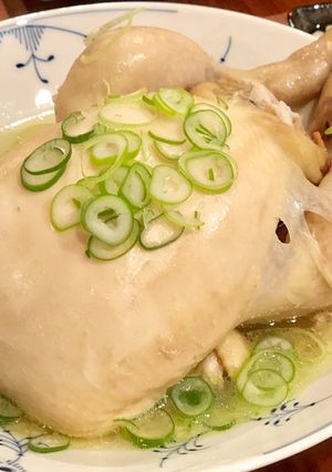 Hình của món Samgyetang Canh gà nhân sâm Hàn Quốc.