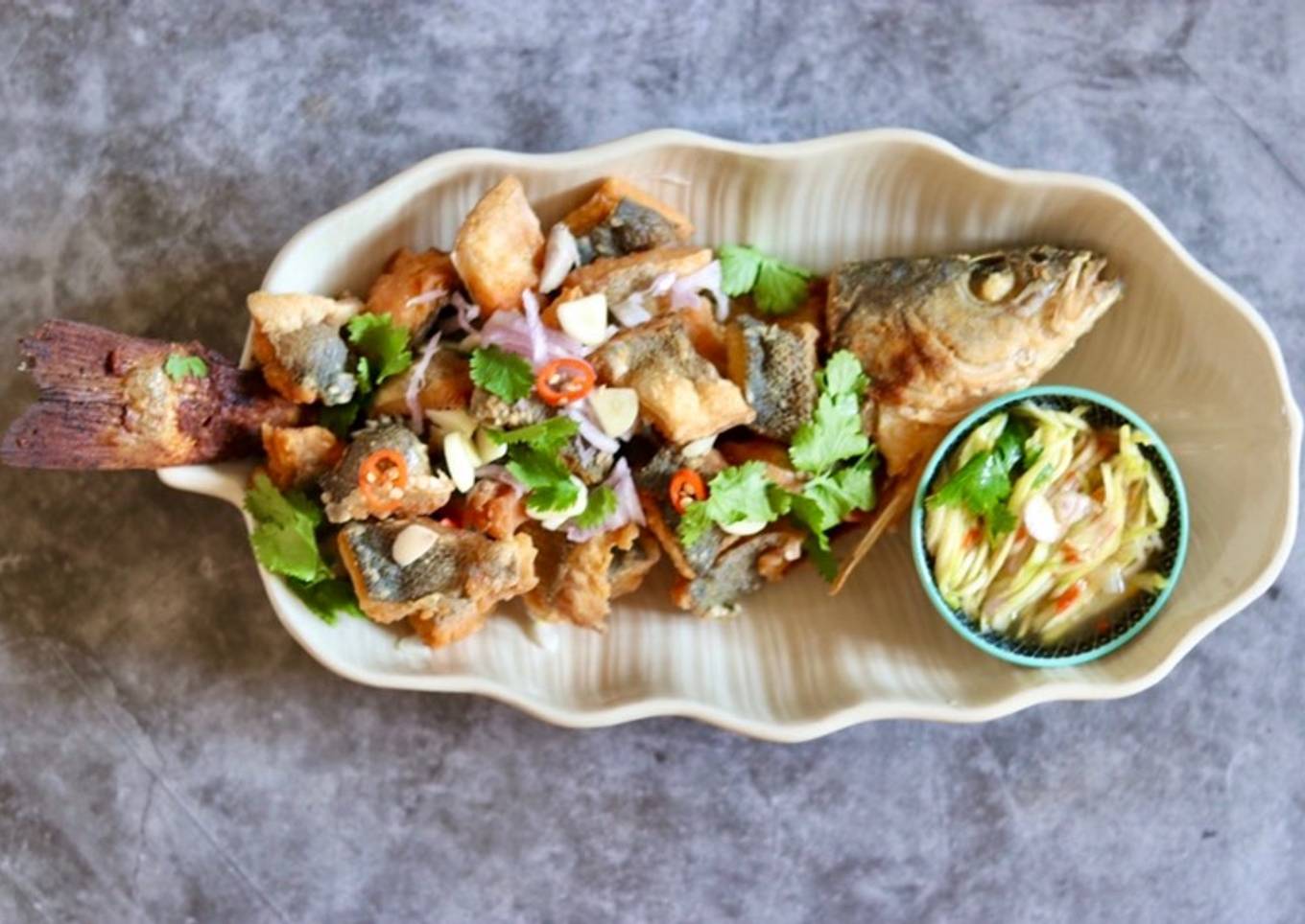 Pha Tord Nam Pla - Fried fish with Thai spicy dipping sauce 🐟 🌶