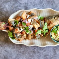 A picture of Pha Tord Nam Pla - Fried fish with Thai spicy dipping sauce 🐟 🌶.