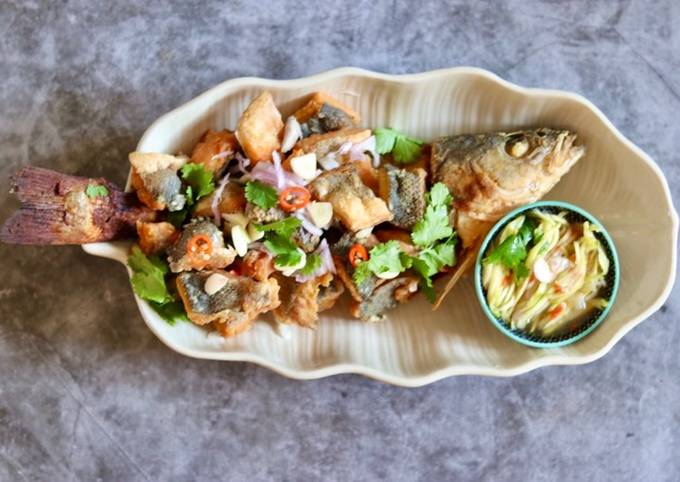 Pha Tord Nam Pla - Fried fish with Thai spicy dipping sauce 🐟 🌶