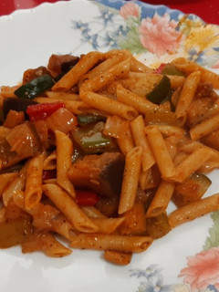 Una foto de Macarrones integrales con pisto