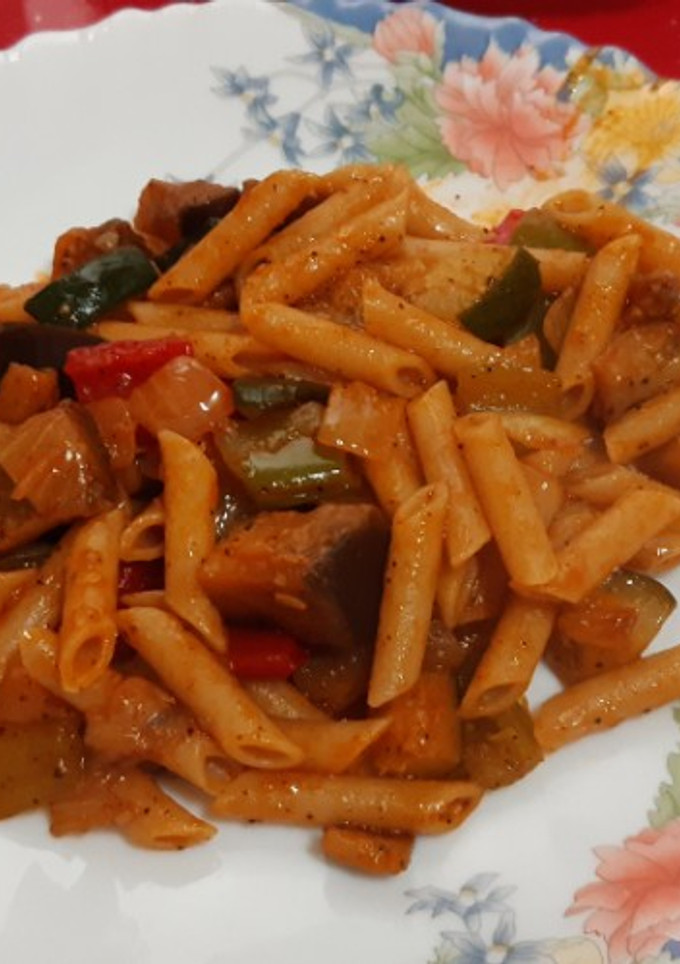 Una foto de Macarrones integrales con pisto