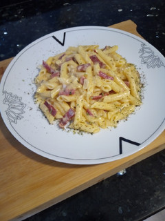 Una foto de Pasta Carbonara con Jamón Serrano y Champiñón
