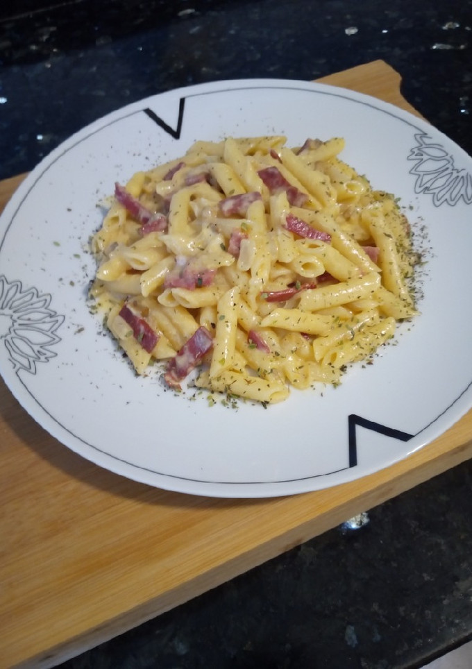 Una foto de Pasta Carbonara con Jamón Serrano y Champiñón