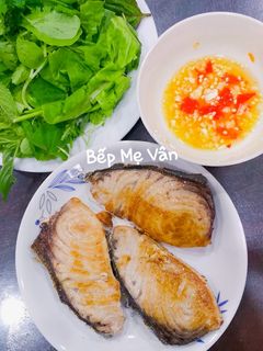 Hình của món Cá cờ chiên chấm nước mắm tỏi ớt.