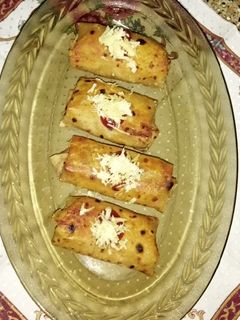 વેજ ચીઝ રોટી રોલ્સ (Veg Cheese Roti Rolls Recipe In Gujarati) રેસીપી મુખ્ય ફોટો