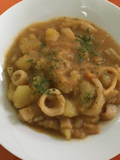 Una foto de Patatas con calamares