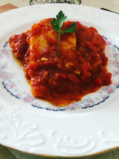 Una foto de Bacalao y merluza con tomate ensayando para Semana Santa