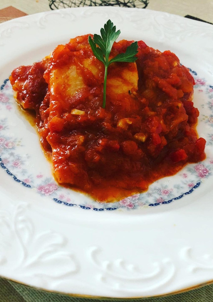 Una foto de Bacalao y merluza con tomate ensayando para Semana Santa