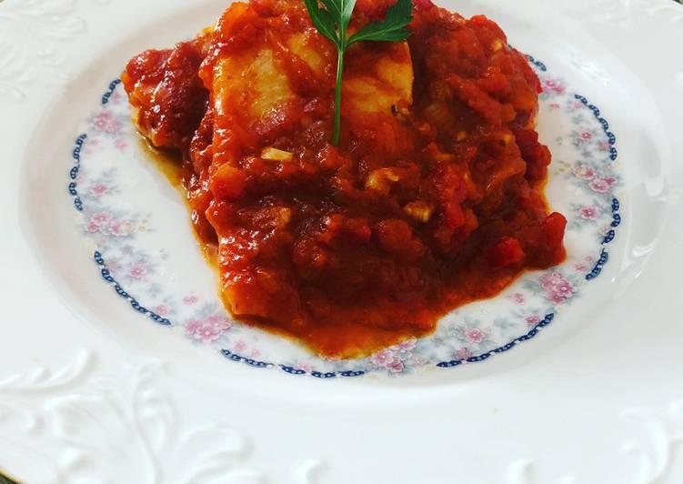 Bacalao y merluza con tomate ensayando para Semana Santa