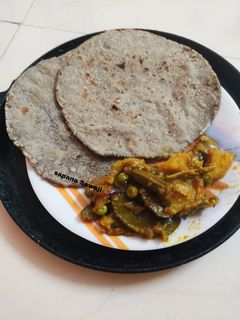 भोगीची भाजी व तीळ लावून बाजरीची भाकरी (bhogichi bhaji ani bajrichi bhakhri recipe in marathi) रेसिपी चे मुख्य फोटो