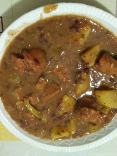 Una foto de Alubias pintas con carne y chorizo
