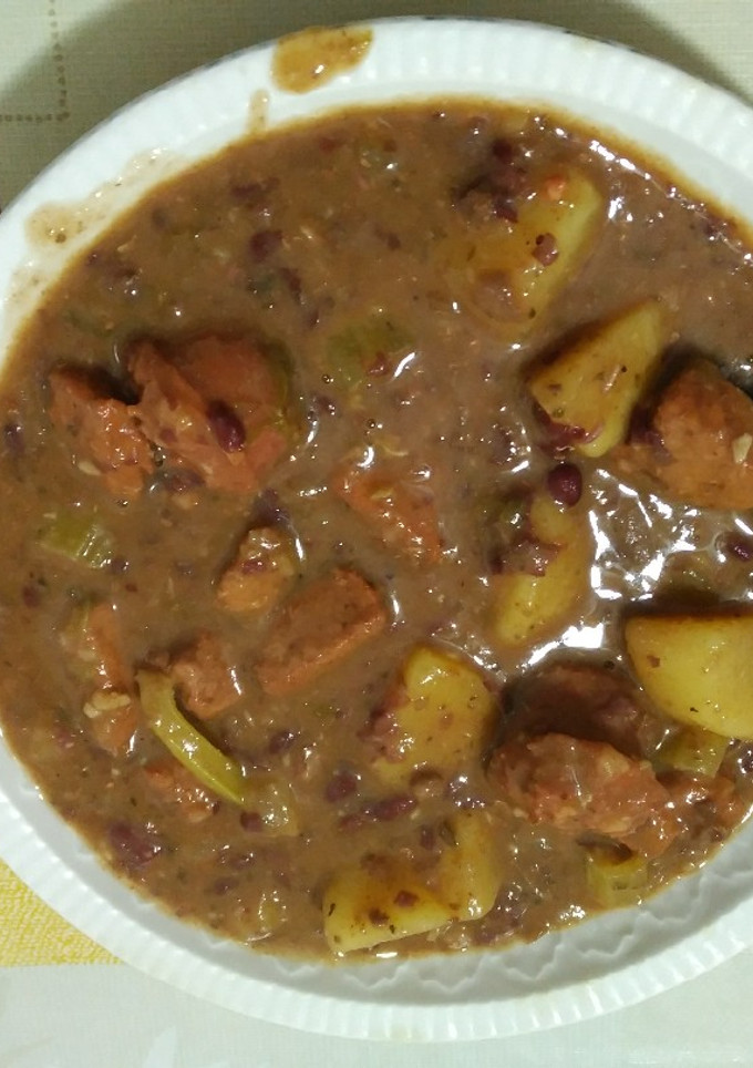 Una foto de Alubias pintas con carne y chorizo