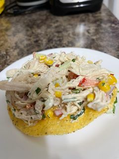 Una foto de Tostada de pollo 🌶️🌽🐥🌿🧅