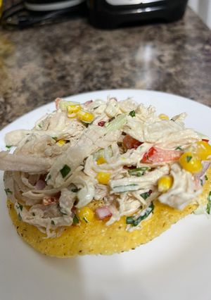 Una foto de Tostada de pollo 🌶️🌽🐥🌿🧅