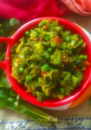 બ્રોકલી લીલા વટાણા નું શાક (Broccoli Lila Vatana Shak Recipe In Gujarati) રેસીપી મુખ્ય ફોટો