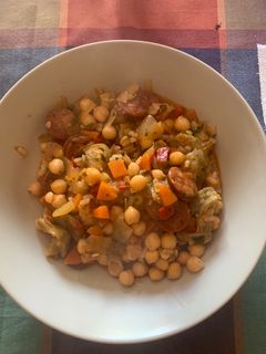 Una foto de Potaje de garbanzos, verduras y chorizo