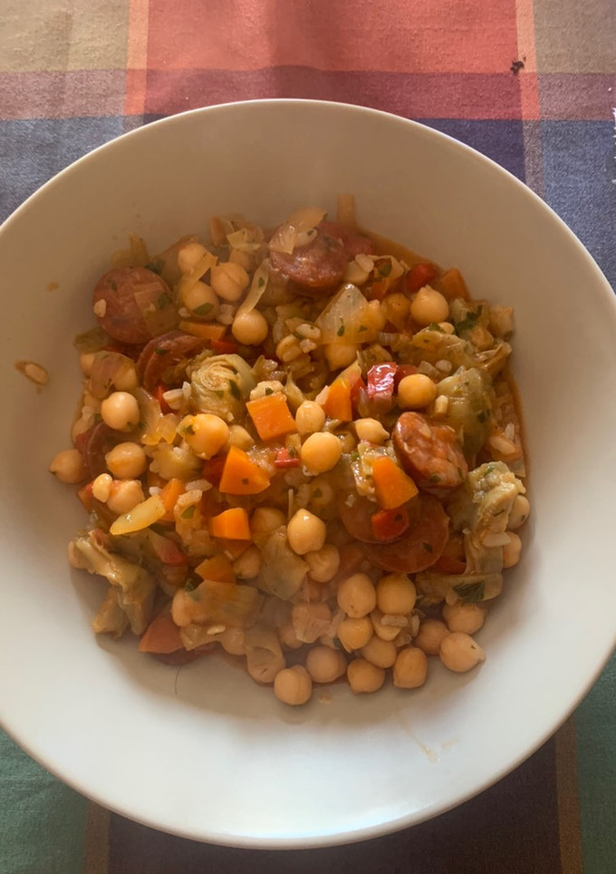 Una foto de Potaje de garbanzos, verduras y chorizo