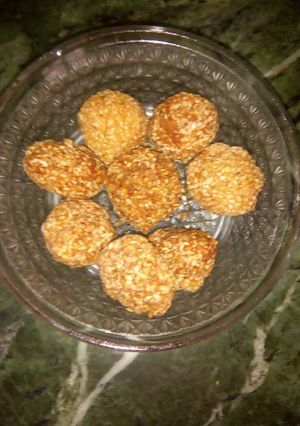 गुड़ तिल के लाडू (Jaggery Til ke ladoo recipe in hindi) रेसिपी मुख्य फोटो