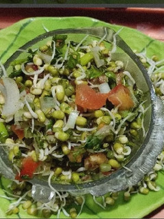 मिक्स स्प्राऊट सलाद (mix sprouts salad recipe in marathi) रेसिपी चे मुख्य फोटो