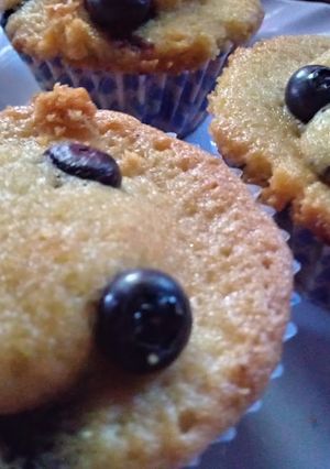 Una foto de Muffins con aceite y arándanos