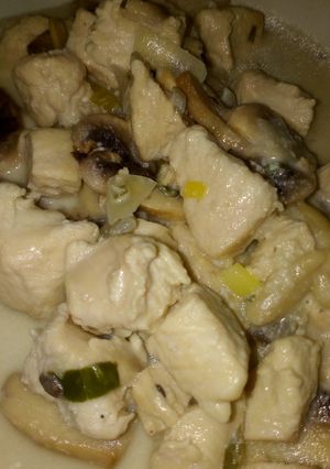 Una foto de Pollo 🍗 a la crema con champiñones 🍄🍄