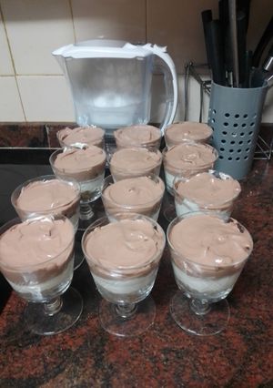 Una foto de Copa doble mousse sobre base de galletas