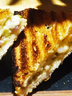 वेज मयोनिज ग्रिल्ड सैंडविच (veg mayonnaise grilled sandwich recipe in Hindi) रेसिपी मुख्य फोटो
