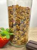 Granola casera con fresón y chocolate negro en freidora de aire