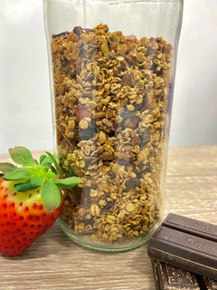 Una foto de Granola casera con fresón y chocolate negro en freidora de aire