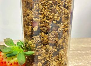 Foto principal de Granola casera con fresón y chocolate negro en freidora de aire