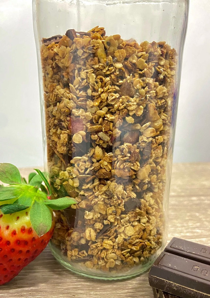 Una foto de Granola casera con fresón y chocolate negro en freidora de aire