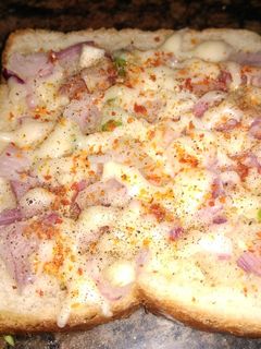 स्पाइसी गार्लिक चीज ब्रेड (Spicy garlic cheese bread recipe in hindi) रेसिपी मुख्य फोटो