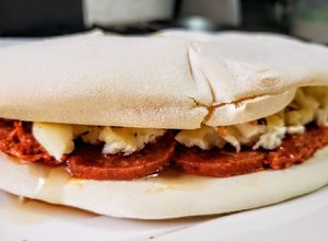 Una foto de PAN de Pita con Sobrasada y Miel...!🍯