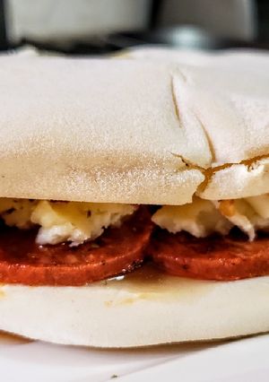 Una foto de PAN de Pita con Sobrasada y Miel...!🍯