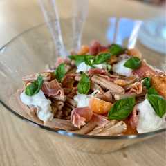 Una foto de Ensalada de pasta, jamón, burrata y melón
